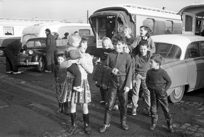 811317 Afbeelding van enkele kinderen op het woonwagenkamp aan de Huppeldijk te Utrecht.